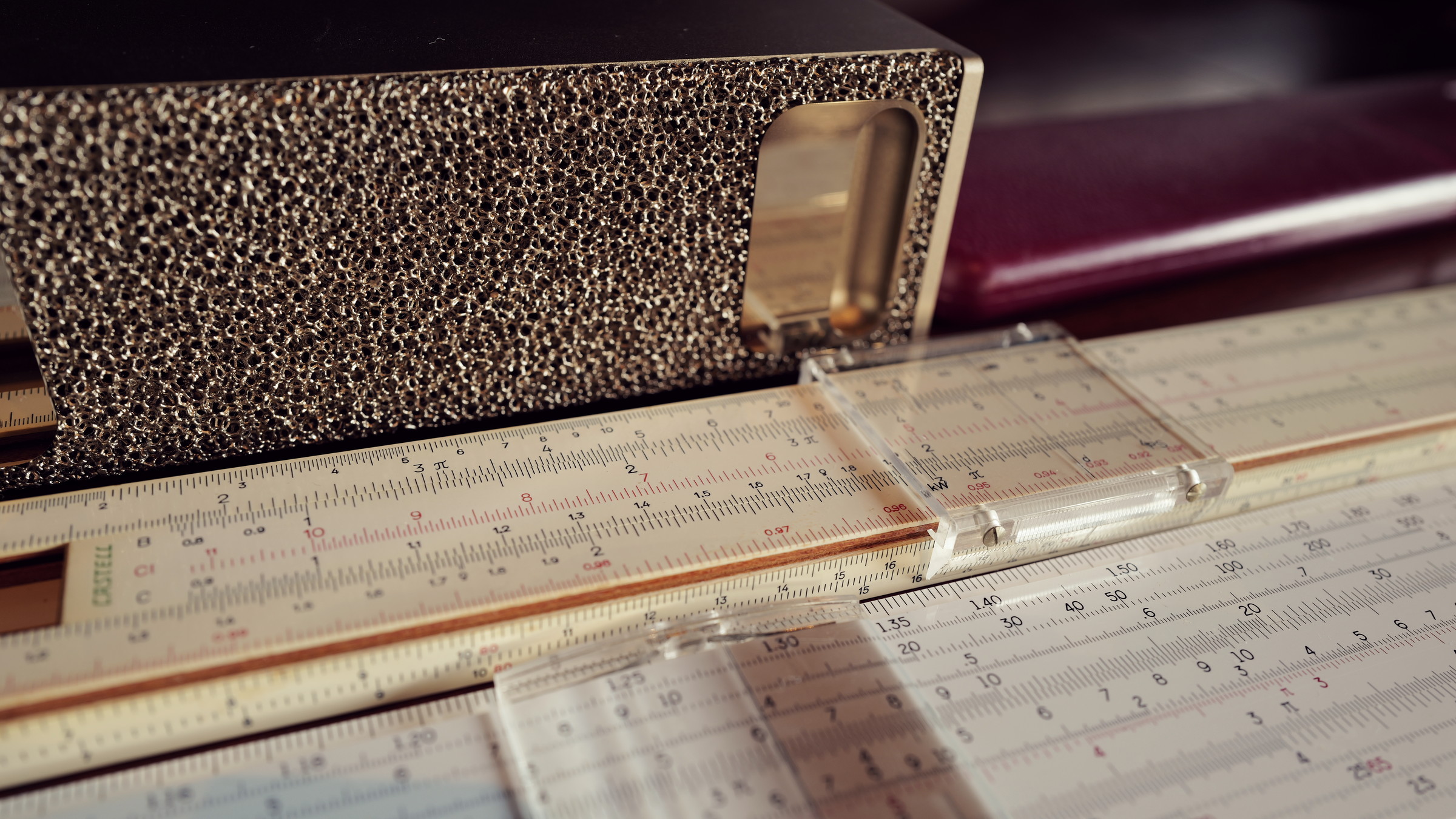 Règles à calcul devant un DGX Spark, des outils de calcul à travers le temps — photographie de Philippe Robert.